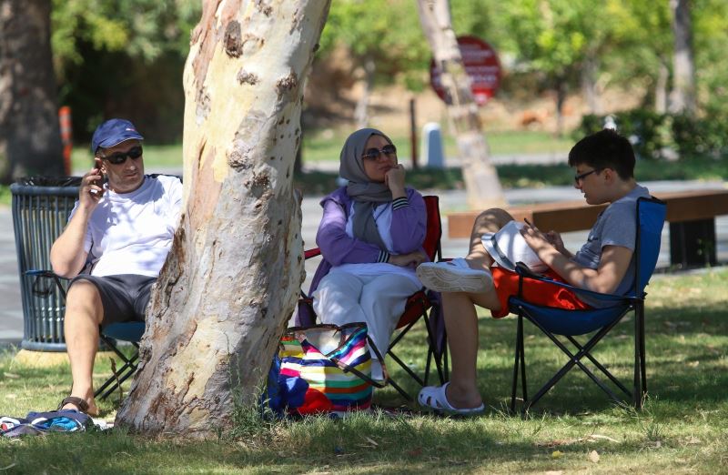 Ormanlık alanlara giriş ve mangal yasağı uzatılınca, masasını kapan Konyaaltı Sahili’ne koştu
