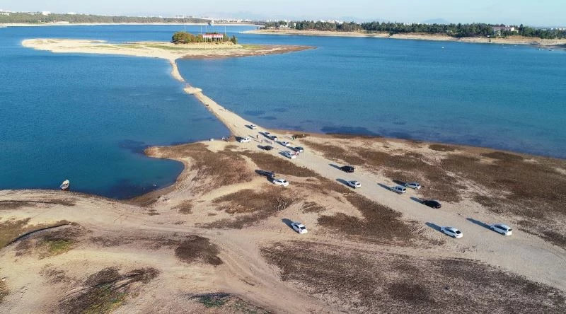 Barajın suları çekildi, adaya yürüyerek gittiler
