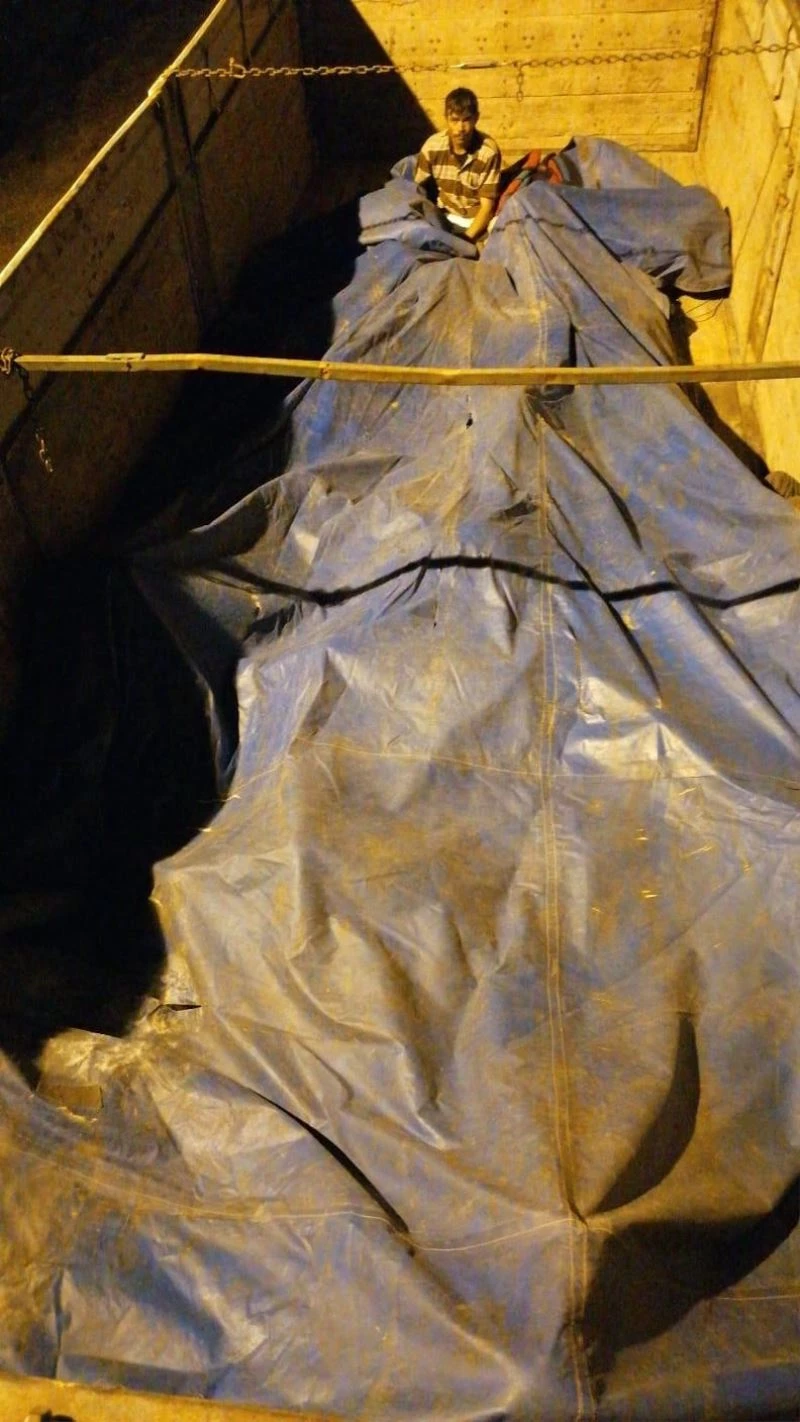 Branda altına gizlenmiş 40 Afgan göçmen yakalandı
