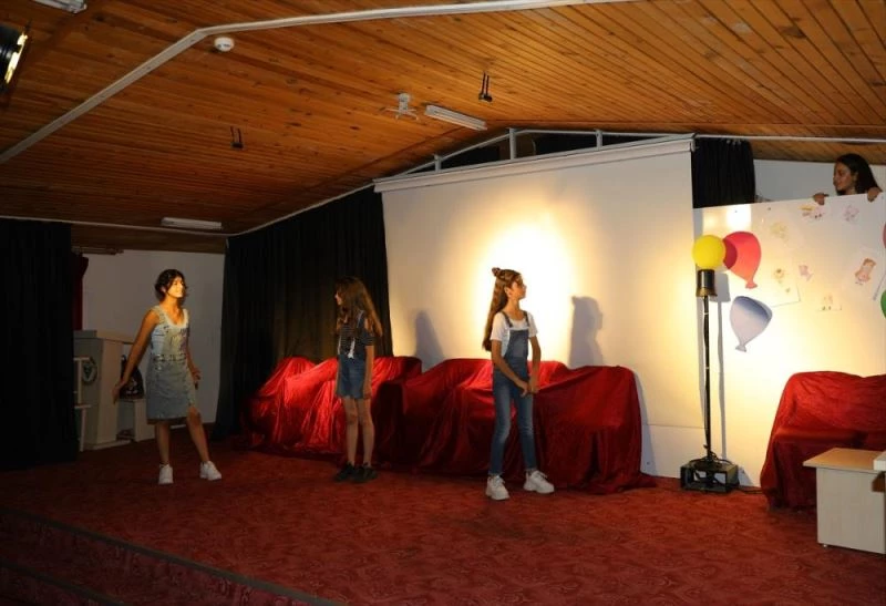 Tiyatro kursunu bitiren çocuklar oyunla mezun oldu