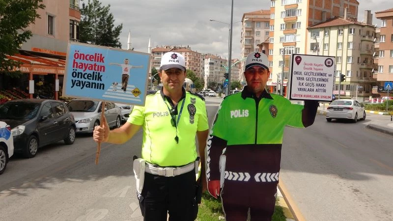 Okul önlerinde “maket polisle” önlem
