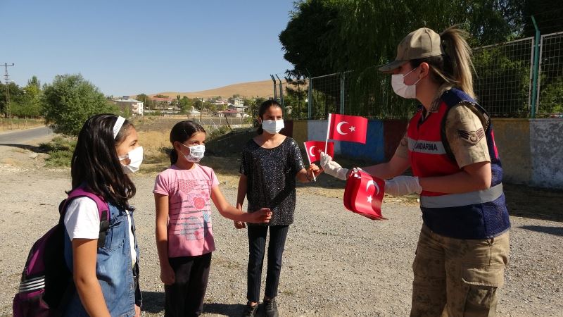 Yüz yüze eğitime başlayan öğrencilere Mehmetçik’ten Türk bayraklı sürpriz
