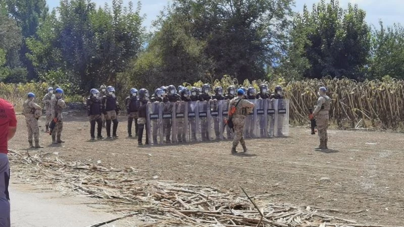 Kaçak mobilya imalathanesi JÖH nezaretinde belediye ekiplerince yıkıldı
