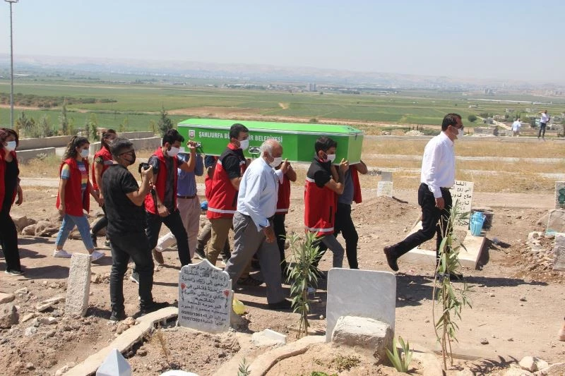 Babası tarafından yakılarak öldürülen kız toprağa verildi
