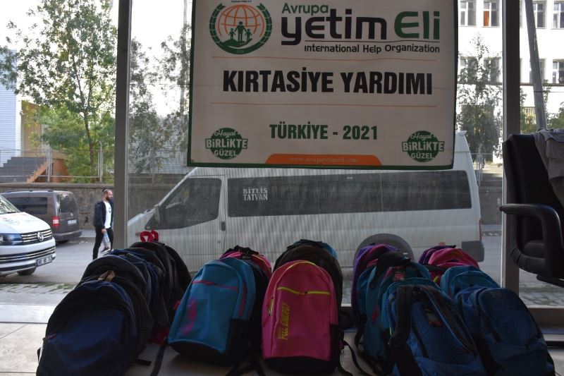 Bitlisli yetimlere kırtasiye yardımı
