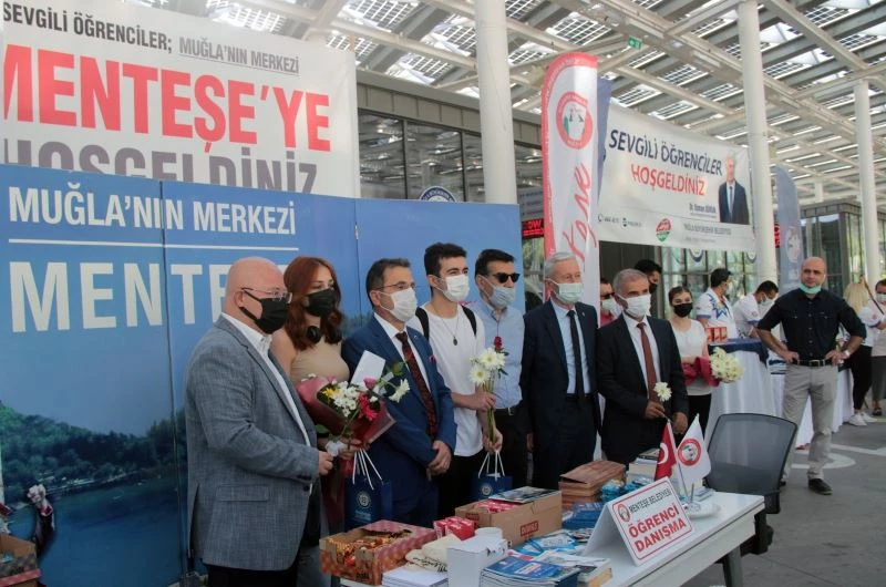 Üniversite öğrencileri karanfillerle karşılandı
