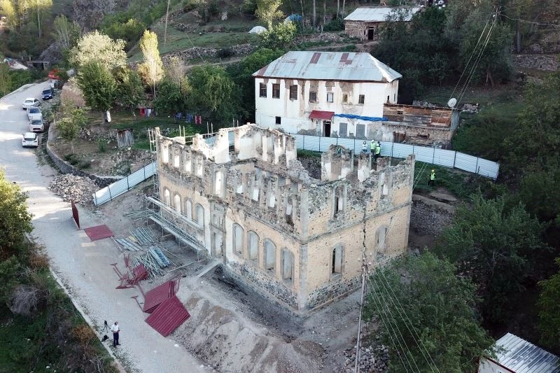 142 yıllık Sarı Mektep’te restorasyon çalışmaları devam ediyor
