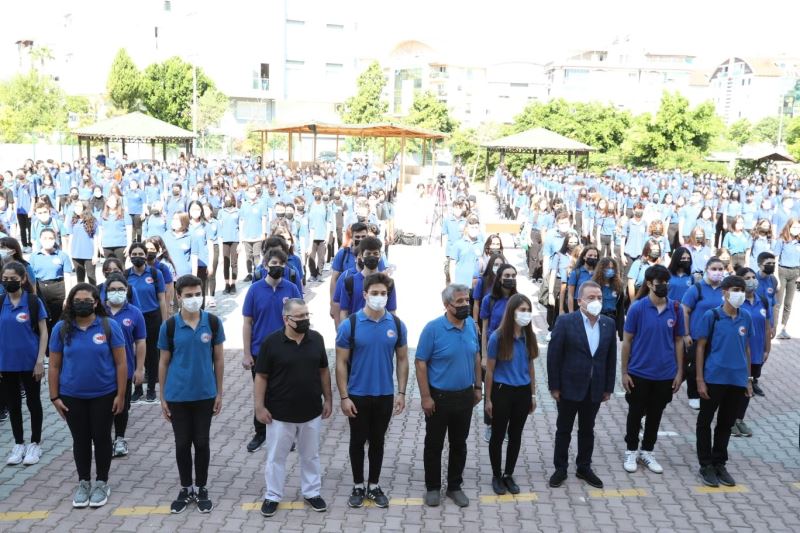 Başkan Böcek’ten dereceye giren öğrencilere altın
