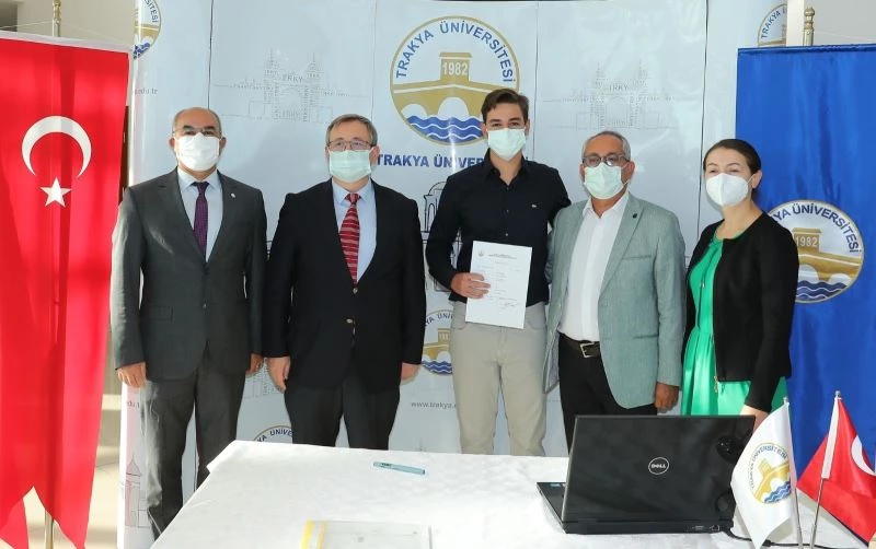 Tıp fakültesini kazanan öğrenci, anne ve babasının öğrencisi oldu
