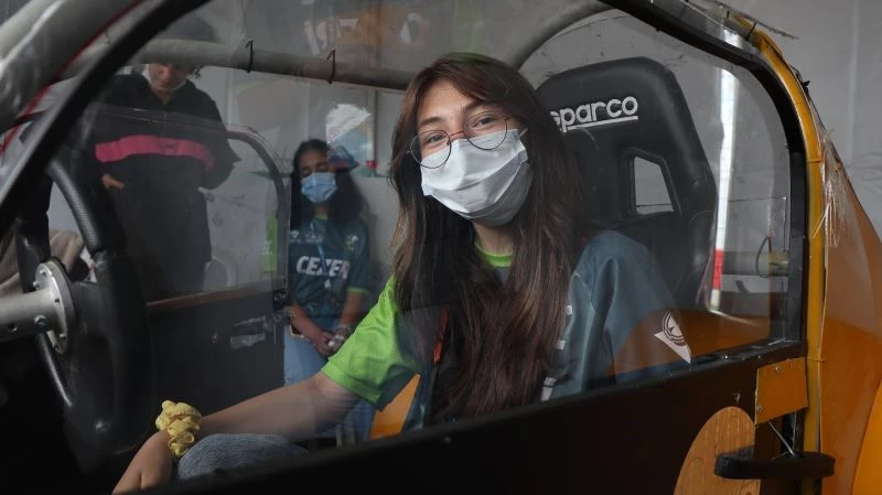 Erkekleri ’getir götür’ işlerinde çalıştıran kızlar, elektrikli araç yaptı
