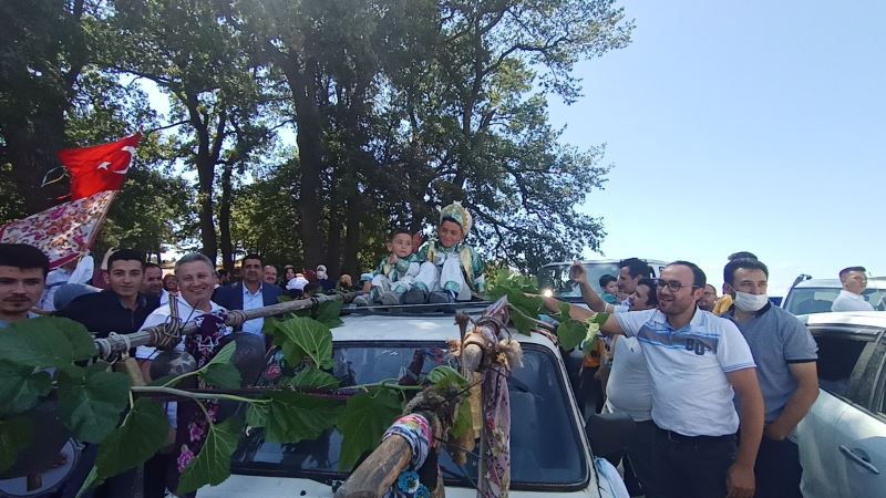 Böyle düğün konvoyu görülmedi...300 yıllık çanları görenler şaşkına döndü
