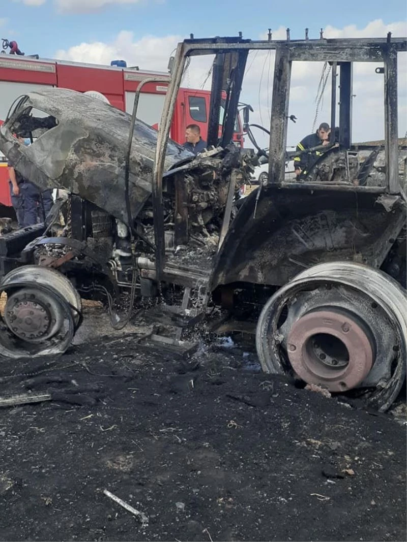 Egzozdan çıkan kıvılcım traktörü kül etti

