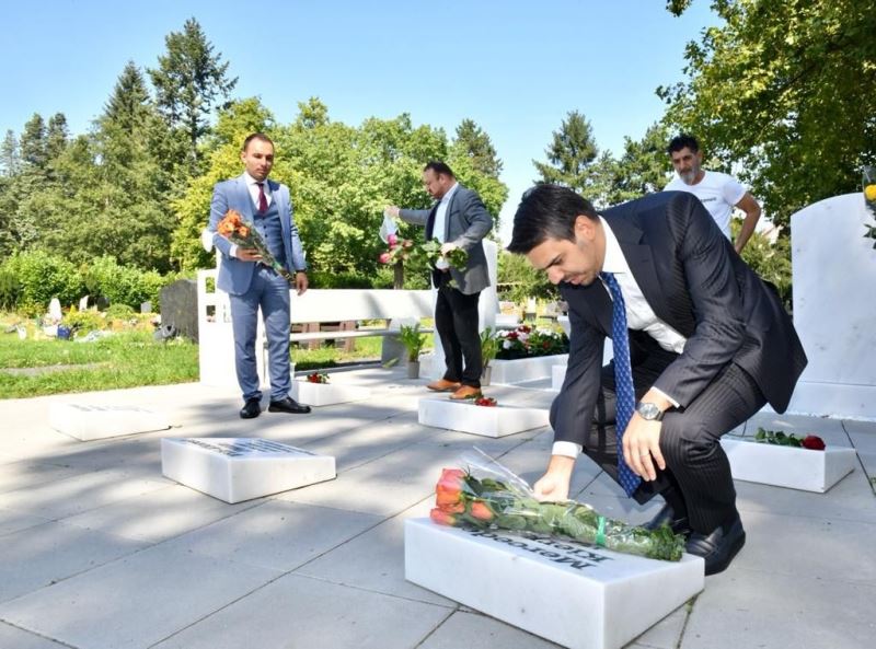 YTB Başkanı Eren, ırkçı terör saldırılarında katledilen vatandaşların kabrini ziyaret etti
