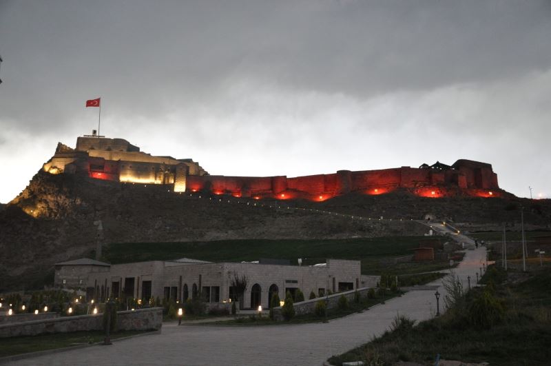 Kars Kalesi, DMD’li çocuklar için kırmızı ışıklandırıldı
