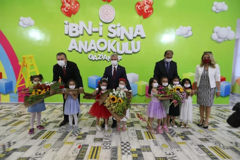 Şahinbey’den minik öğrencilere bilge kaşifler ve boyama seti hediye
