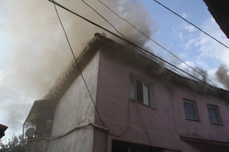 Kula’da tarihi bitişik 2 taş ev küle döndü
