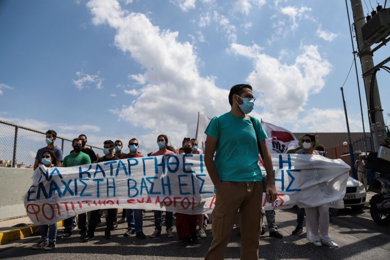 Atina’da öğrencilerden Milli Eğitim Bakanlığı önünde yeni üniversiteye giriş sistemi protestosu
