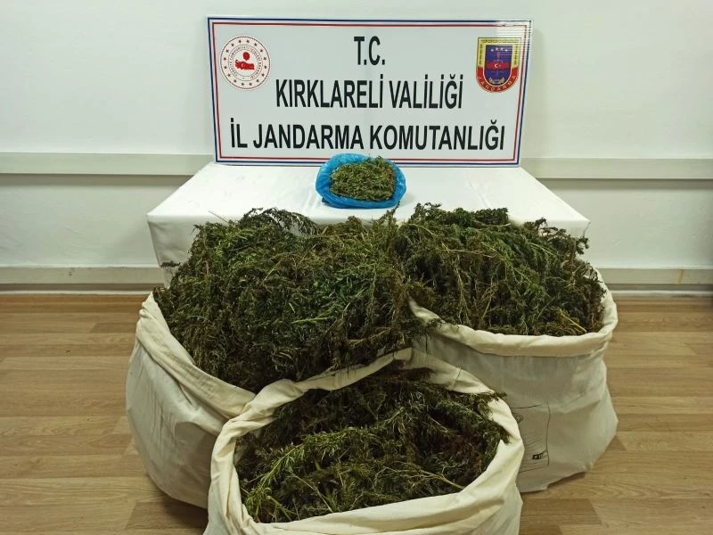 Güpegündüz motosikletle 36 kilogram esrar taşırken yakalandı
