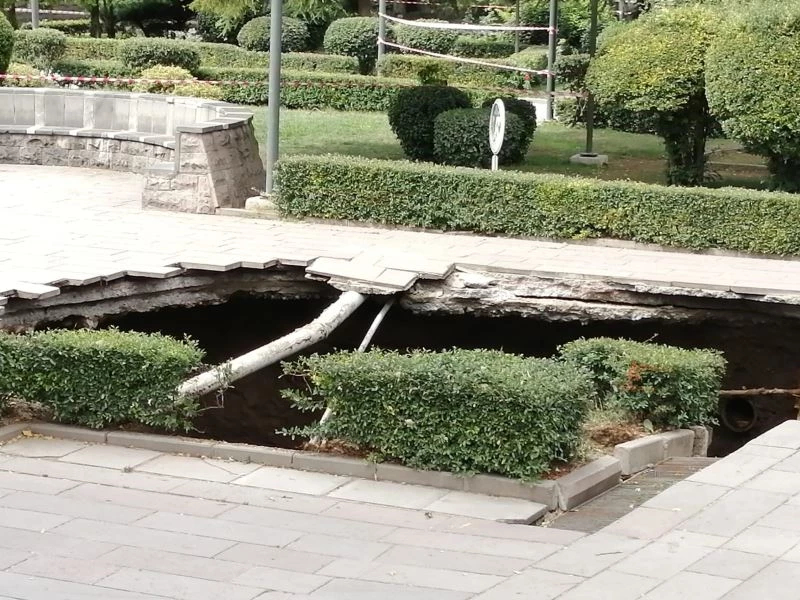 Ankara Güvenpark’ta metro çalışması sebebiyle çukur oluştu
