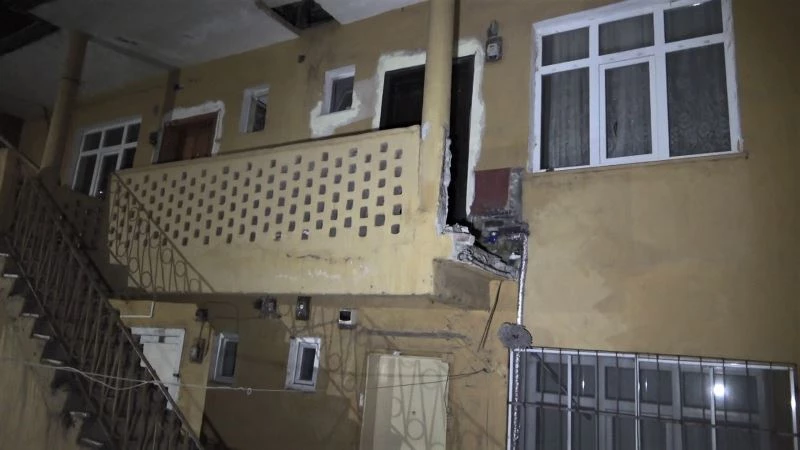 Yaslandıkları balkon duvarı yıkıldı, 6 metreden aşağıya düştüler

