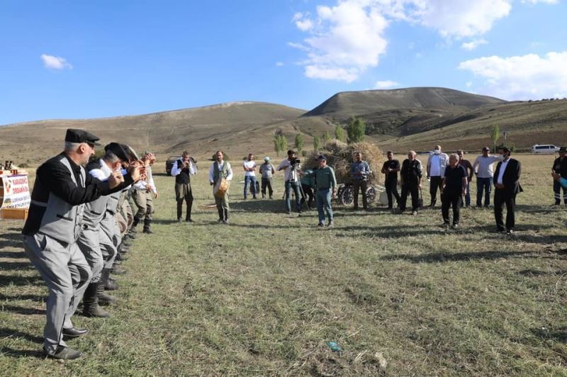 Ordu Büyükşehir Belediye Başkanı Güler, Bayburt’ta tırpan sallayıp, halaya katıldı
