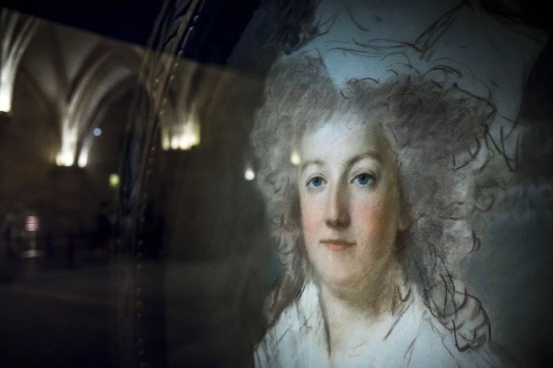 Eski Fransa Kraliçesi Marie-Antoinette’e ait elmasla kaplı 2 bilezik açık artırmaya çıkarılacak
