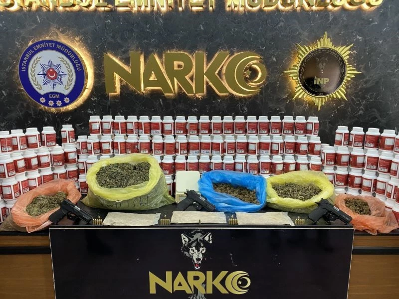 İstanbul’da uyuşturucuyu kişisel sağlık ürünlerine saklayan zehir tacirleri yakalandı
