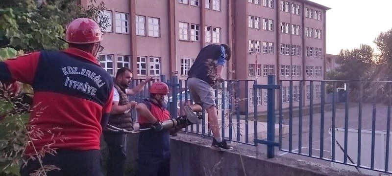 Ayağı demire sıkışan çocuğu itfaiye kurtardı
