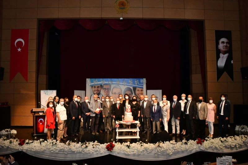 Meslekte 30 ve 40. yılını dolduran sağlıkçılara plaket
