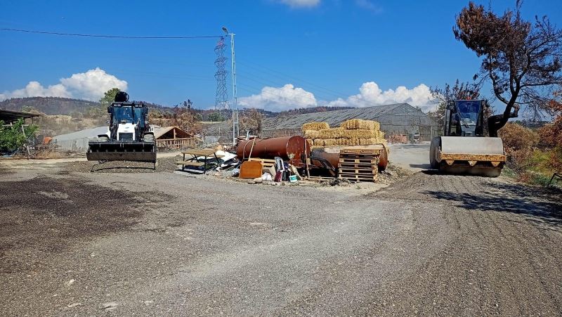 Afetzedeler için kurulan konteynırların önüne mıcır serimi yapılıyor
