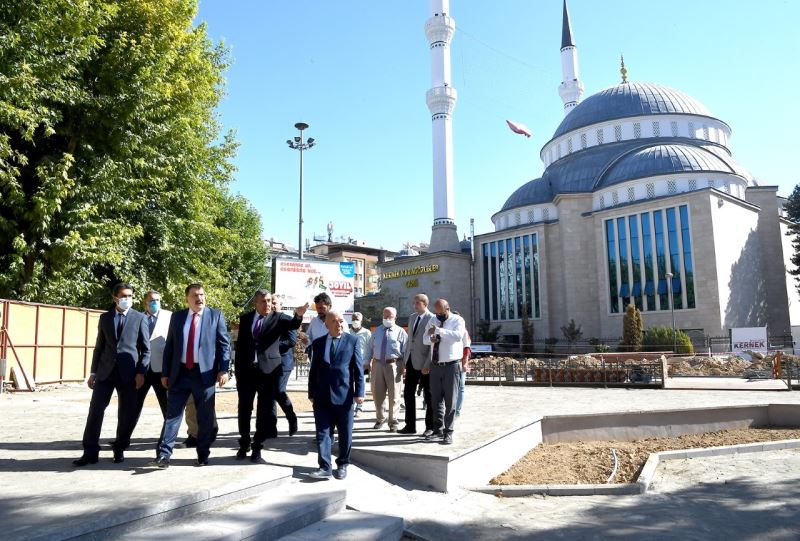 Başkan Gürkan, Kernek Meydanı’ndaki çalışmaları inceledi
