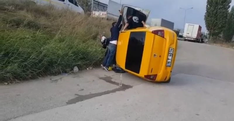 Bursa’da kamyonun sıkıştırdığı taksi takla attı: 2 yaralı

