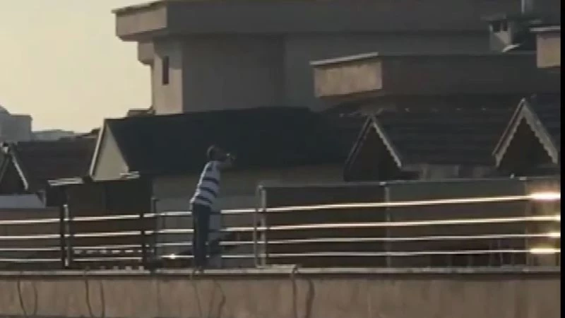 Alkollü şahıs, atlamak için çıktığı çatıda bile içki içmeye devam etti
