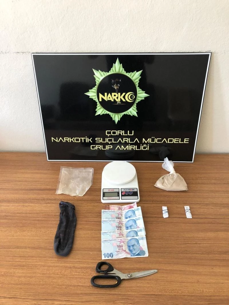 Çoraptan 200 gram eroin çıktı
