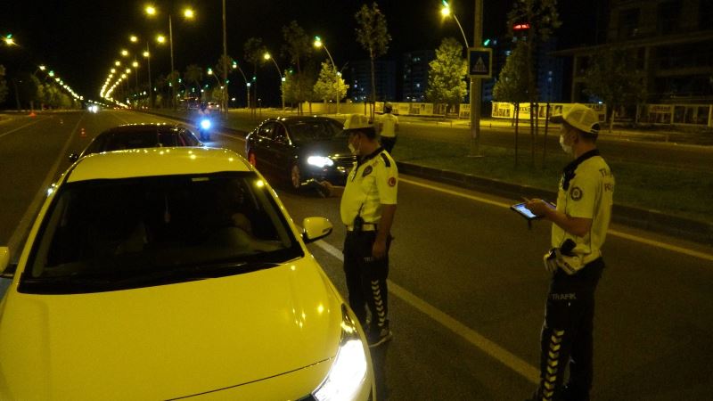 Diyarbakır’da alkollü ve ehliyetsiz sürücüler bir saate 16 bin 148 TL ceza yedi
