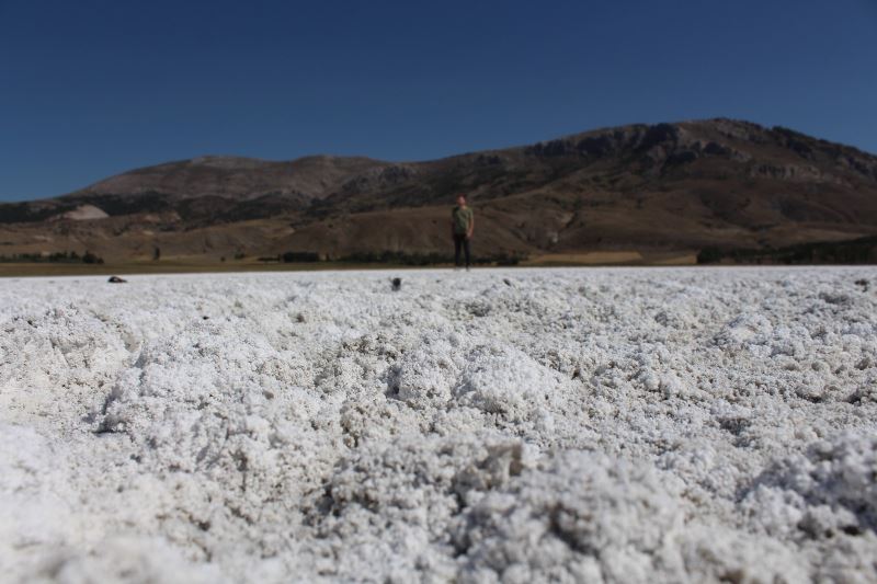 Kuruyan gölde oluşan tuz tabakası kış manzarası oluşturdu
