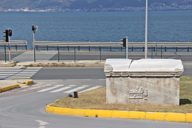 Asırlardır hem yoldan hem de denizden geçenleri selamlıyor
