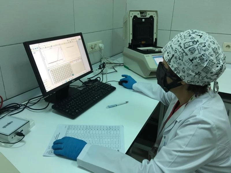 Aşısızlar, PCR test laboratuvarlarının yükünü artırıyor
