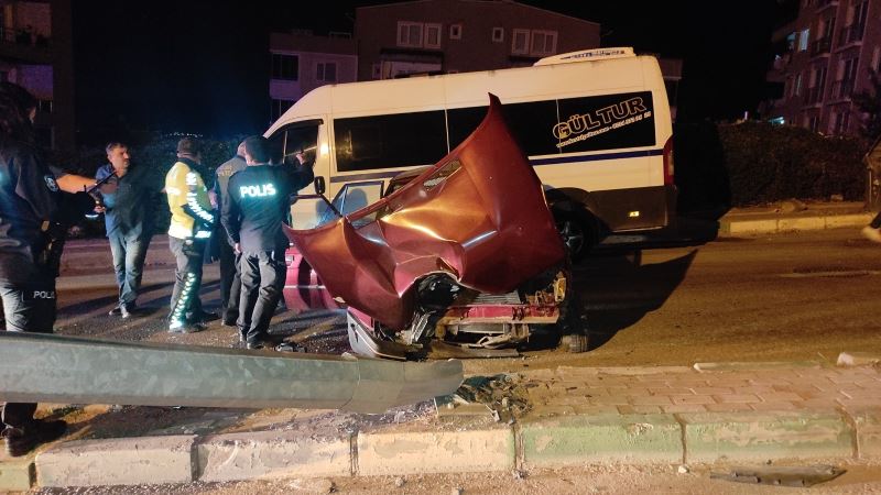 Bursa’da 3 kişin yaralandığı kazada, araçtaki içki şişeleri dikkat çekti
