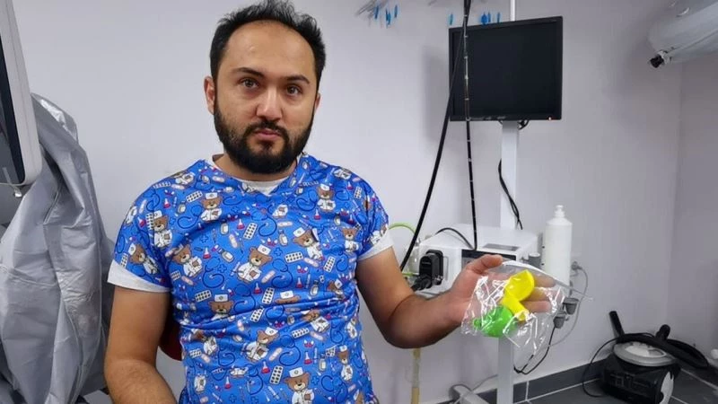 Köpeğin yuttuğu balonlar endoskopi yöntemiyle çıkartıldı
