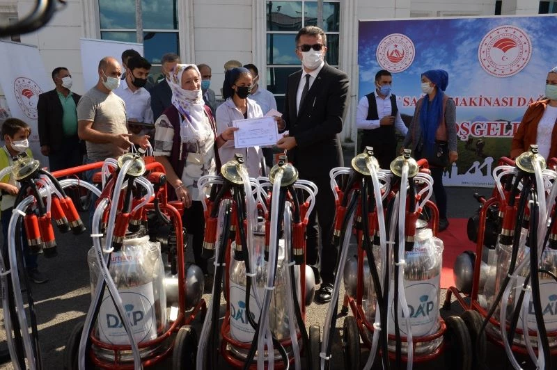 ’Pamuk Eller Nasır Tutmasın’ projesi kapsamında kadın çiftçilere süt sağım makinesi dağıtıldı
