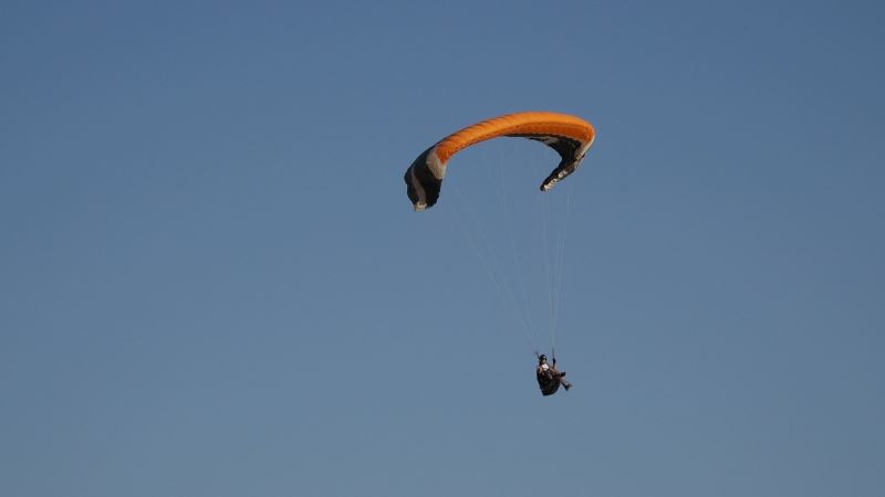 Erciş’te Van Gölü ve Süphan Dağı manzarası yamaç paraşütçülerinin ilgi odağı oldu

