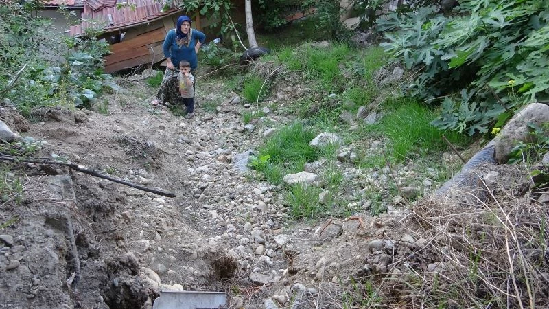 Beş yıl önce yanan ev şimdi de heyelanla karşı karşıya
