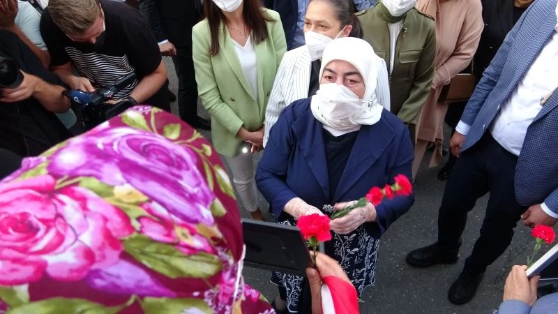 Semiha Yıldırım evlat nöbetindeki aileleri yalnız bırakmadı
