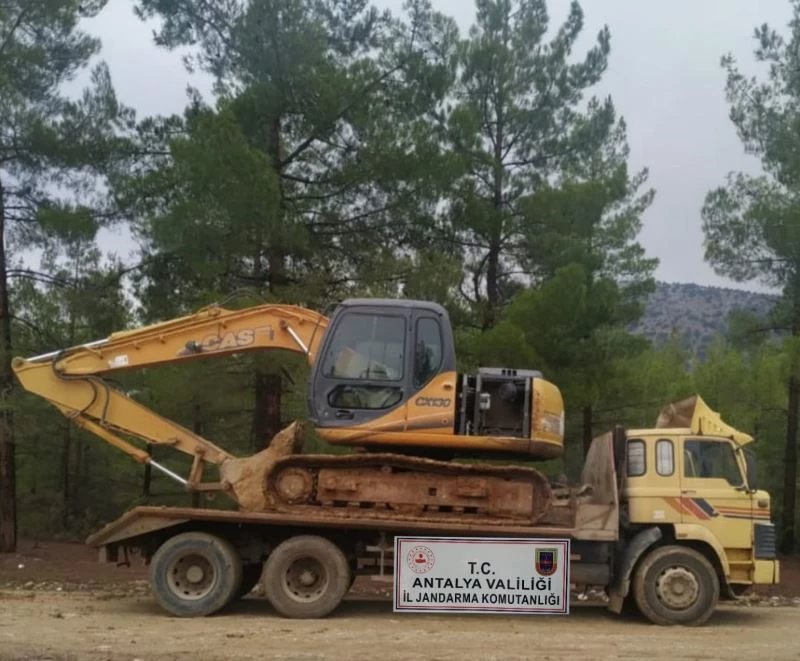 Jandarmadan iş makinasıyla yapılan kaçak kazıya suçüstü:7 gözaltı
