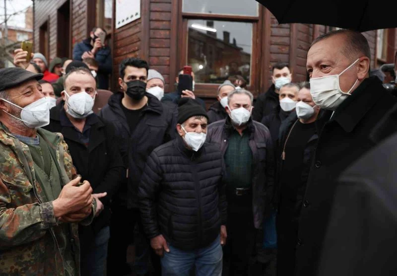 Cumhurbaşkanı Erdoğan, Sarıyer’de kıraathanede vatandaşlarla sohbet etti
