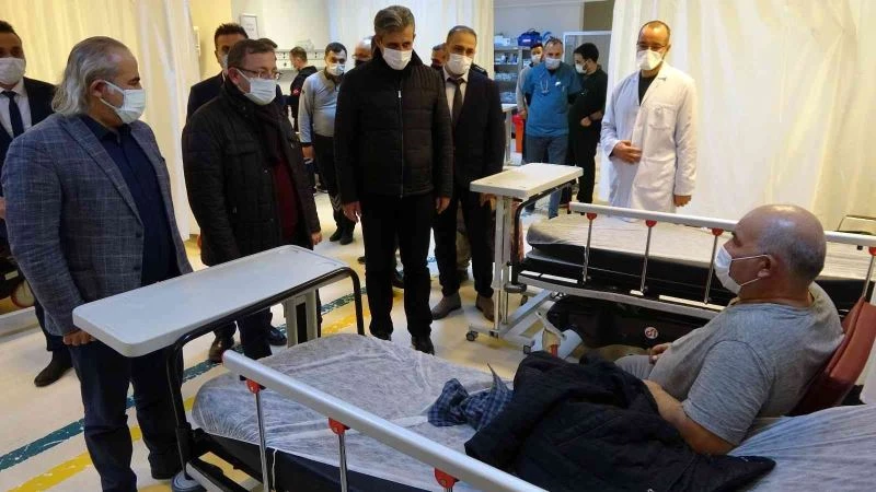 Vali Polat, yılbaşı gecesi çalışan kamu görevlilerini ziyaret etti
