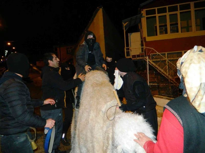 Posof yeni yılı halaylarla karşıladı
