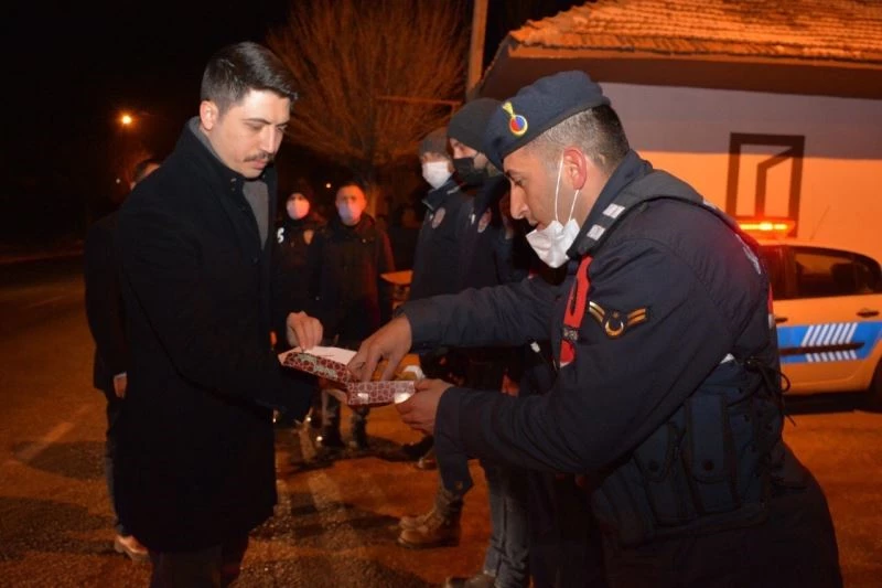 Personelleri tek tek ziyaret edip tatlı ikramında bulundular
