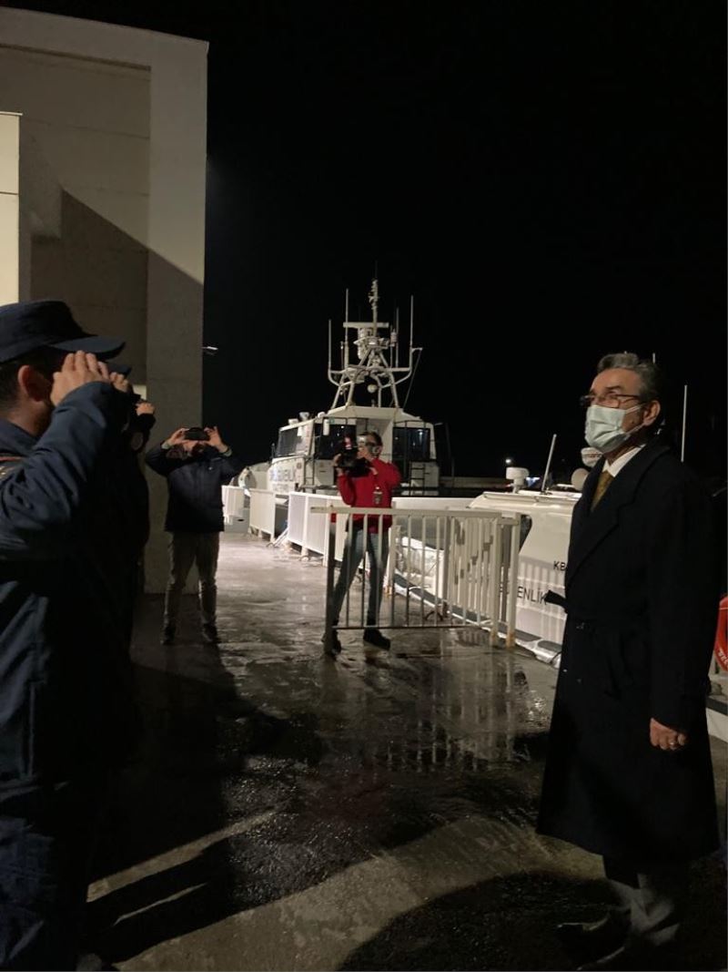 Kuşadası Kaymakamı Yücel, yılbaşı gecesi güvenlik noktalarını gezdi
